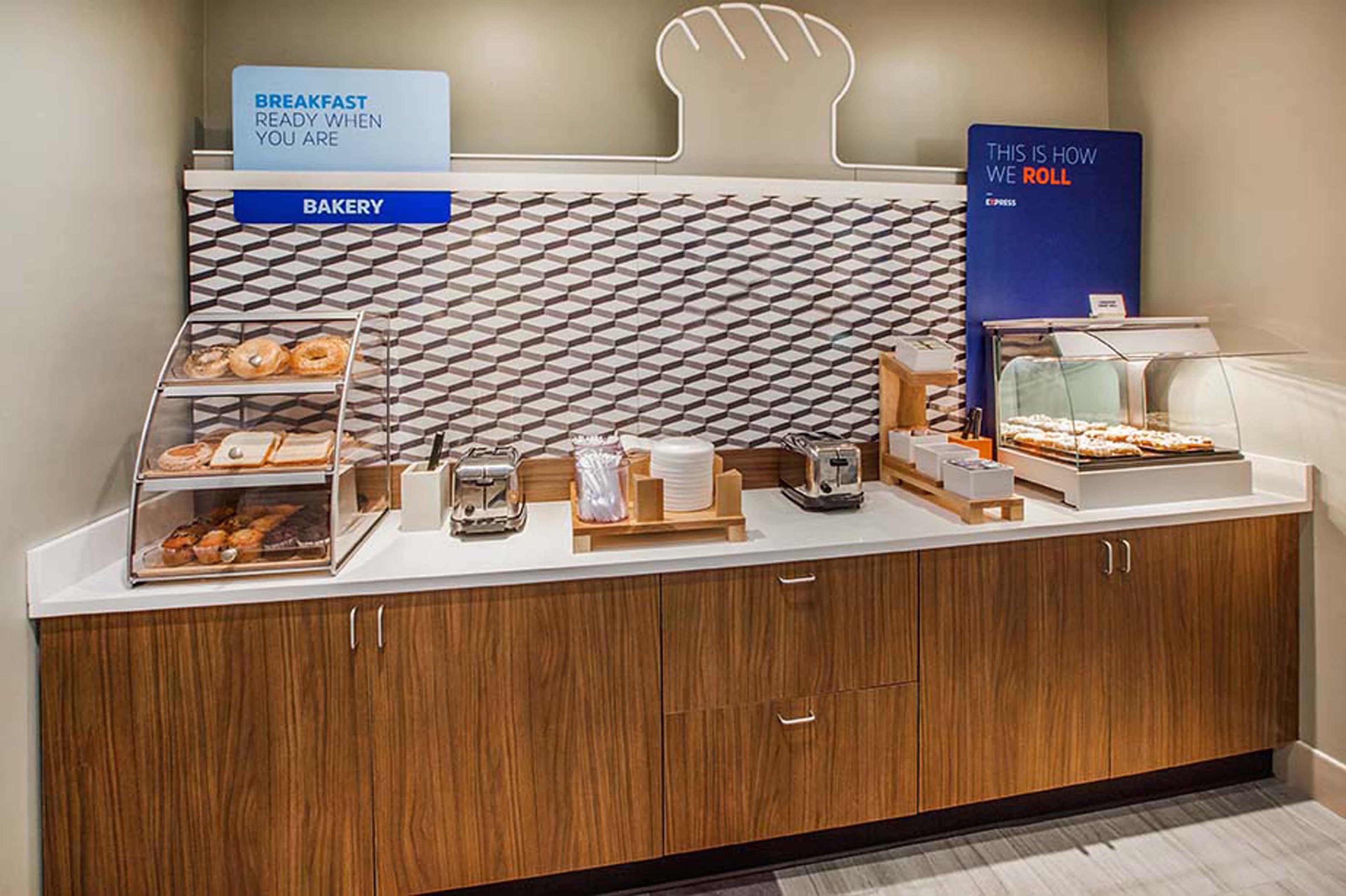 Express & - By Ihg Millersburg